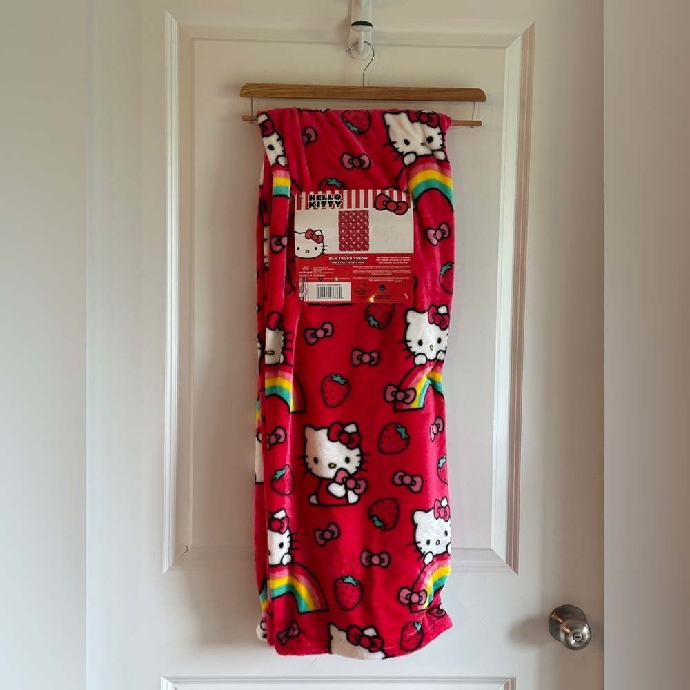 Hello‎ Kitty Pink and Red Strawberry blanket - Picture 7 of 10